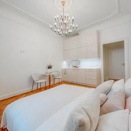 Elegant In Center Apartman *